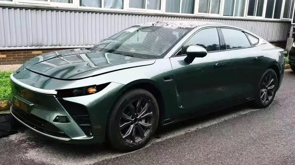 седан exeed e03 спереди сбоку