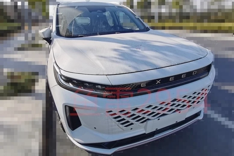 Рестайлинговый кроссовер Exeed LX для внешних рынков сбоку спереди