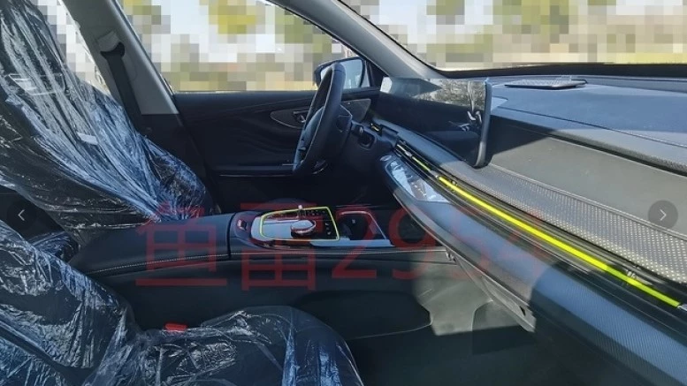 Рестайлинговый кроссовер Exeed LX для внешних рынков салон интерьер