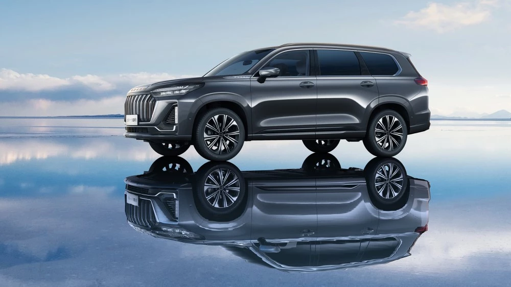 Exeed VX нового поколения полностью рассекречен. Кроссовер показали на официальных изображениях новый кроссовер Exeed VX второго поколения сбоку