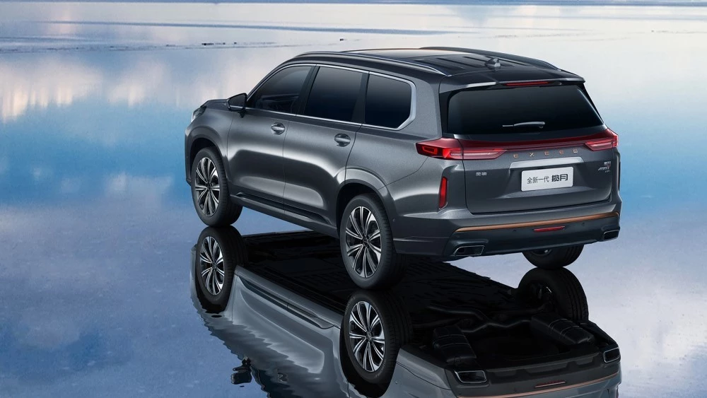 новый Exeed VX сзади сбоку