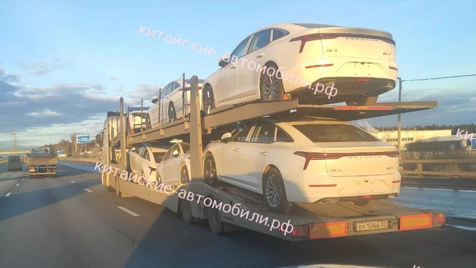 Пока параллельно, а затем последовательно. В России стартовали продажи лифтбеков FAW B70 FAW Bestune B70 в Москве России на автовозе