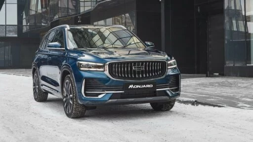Geely Monjaro цены комплектации спереди сбоку