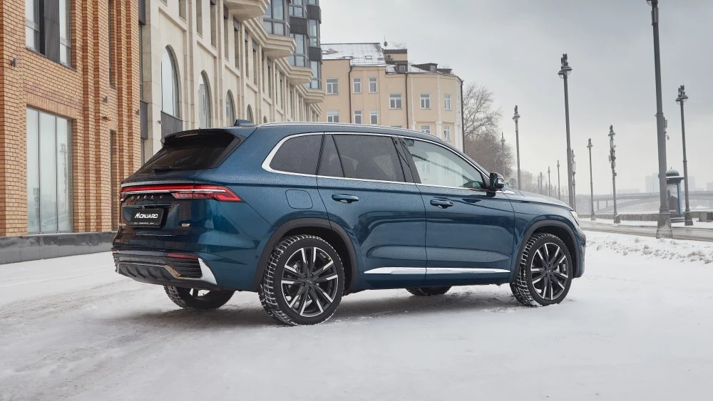 Geely Monjaro цены комплектации сбоку сзади