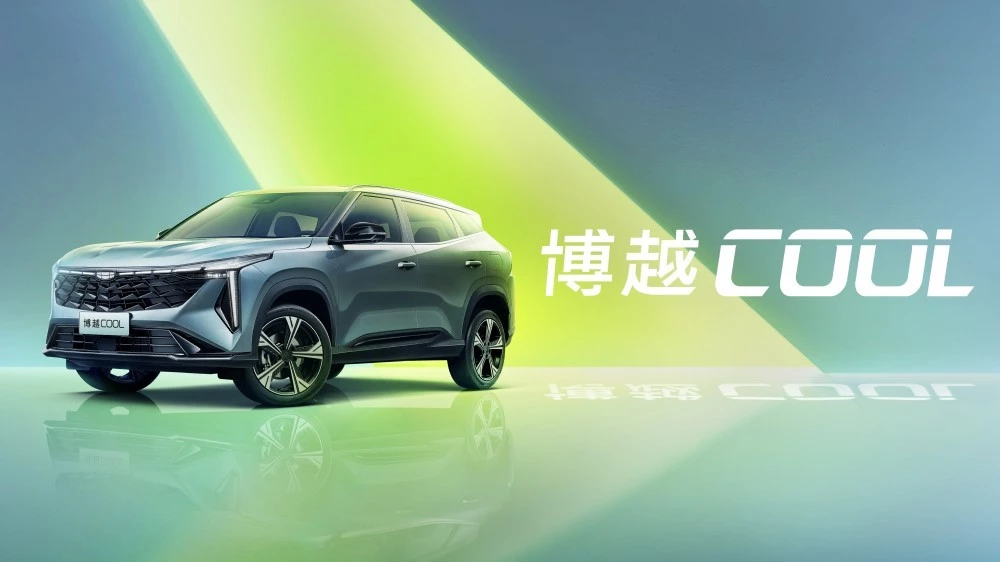 кроссовер Geely Atlas Cool сбоку спереди