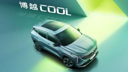 кроссовер Geely Atlas Cool сверху сбоку спереди