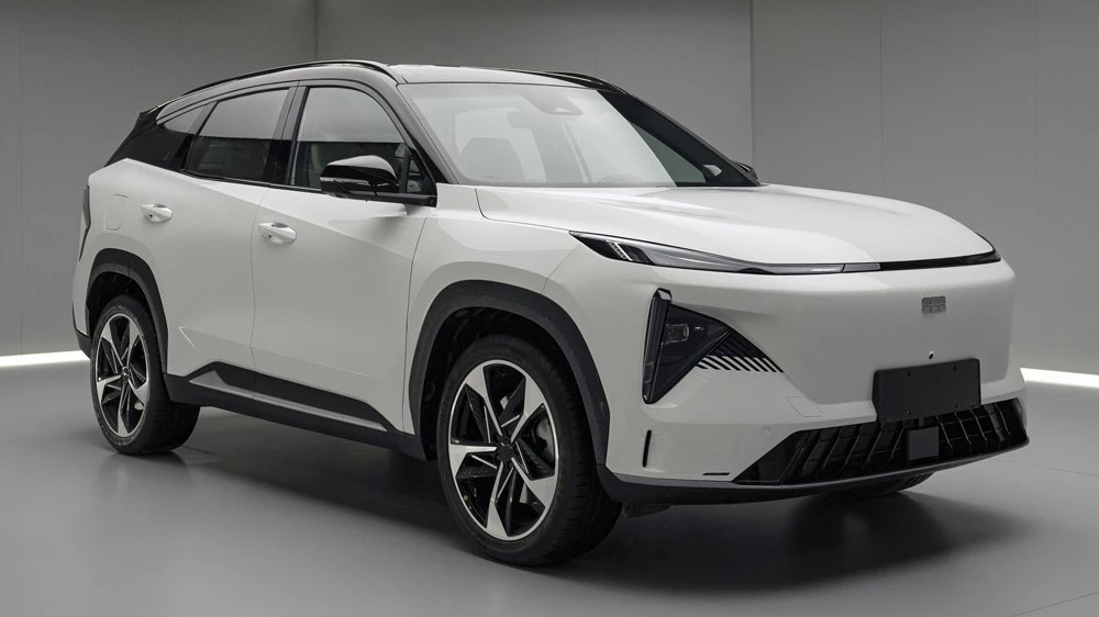 Geely Galaxy L7 спереди сбоку