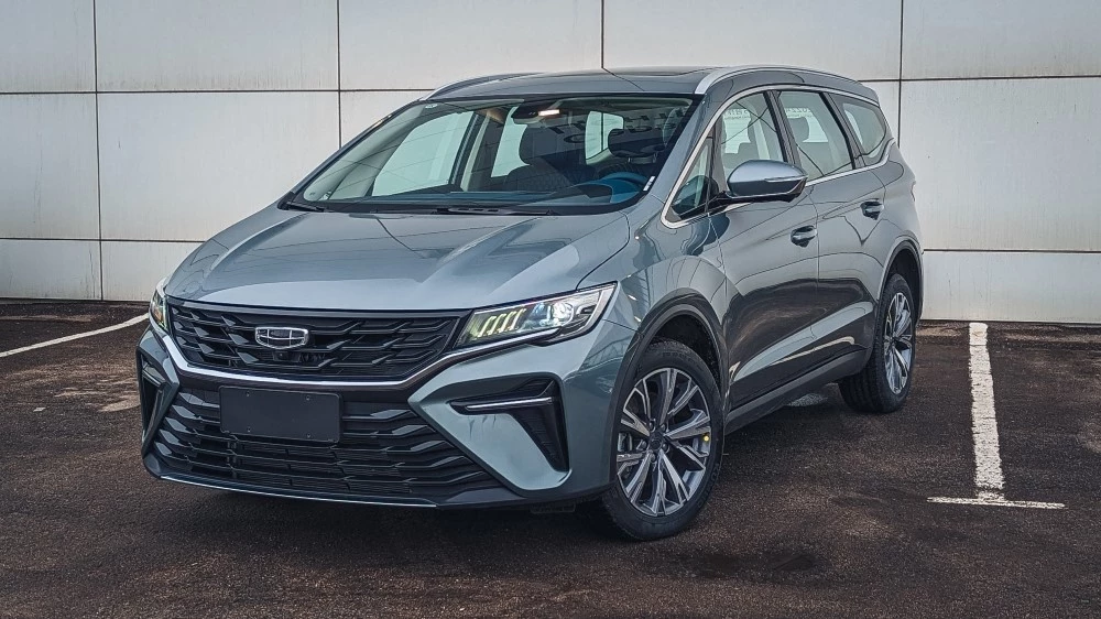минивэн Geely Jiaji L в России спереди сбоку