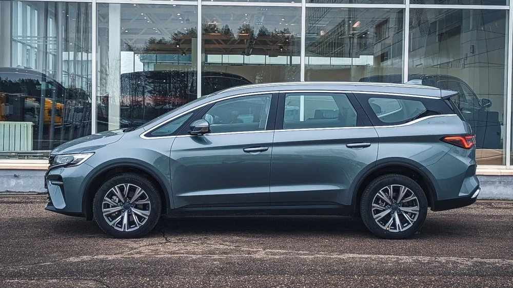 минивэн Geely Jiaji L в России сбоку