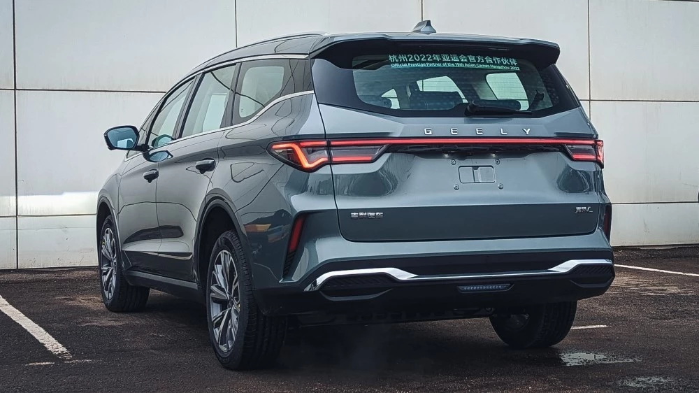 минивэн Geely Jiaji L в России сзади сбоку