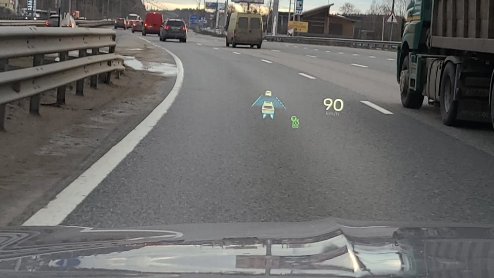 Geely Monjaro проекция на стекло