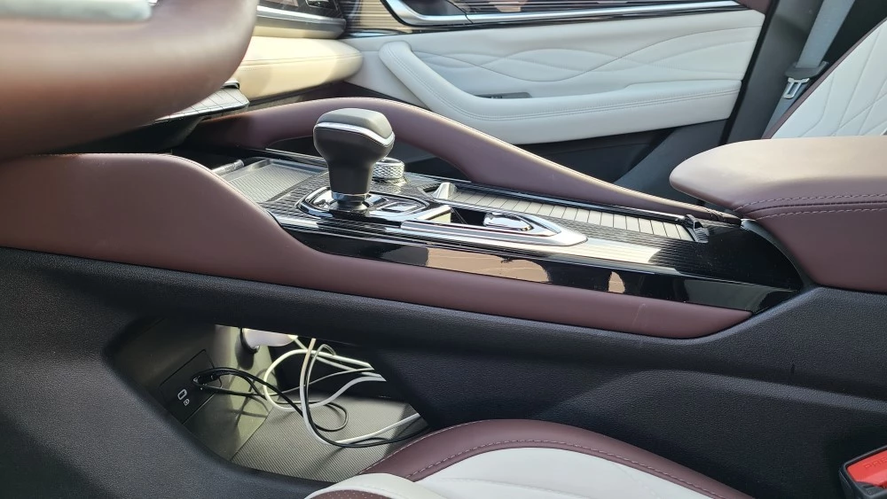 Geely Monjaro салон интерьер центральный тоннель