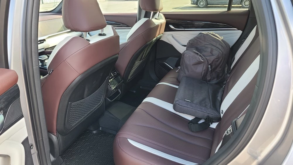 Geely Monjaro салон интерьер второй ряд