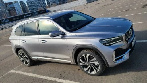 Geely Monjaro дизайн сбоку спереди