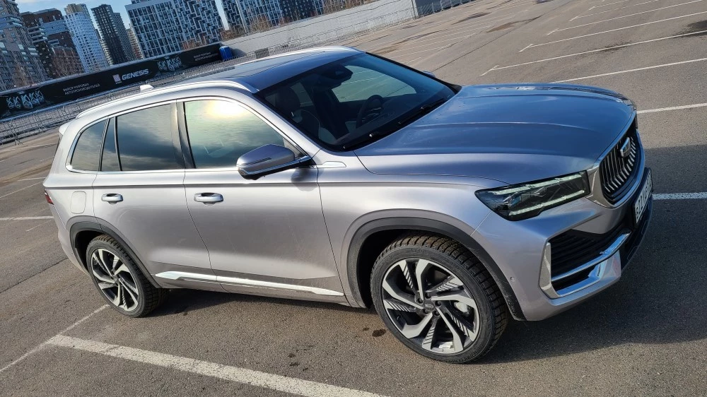 Geely Monjaro дизайн сбоку спереди