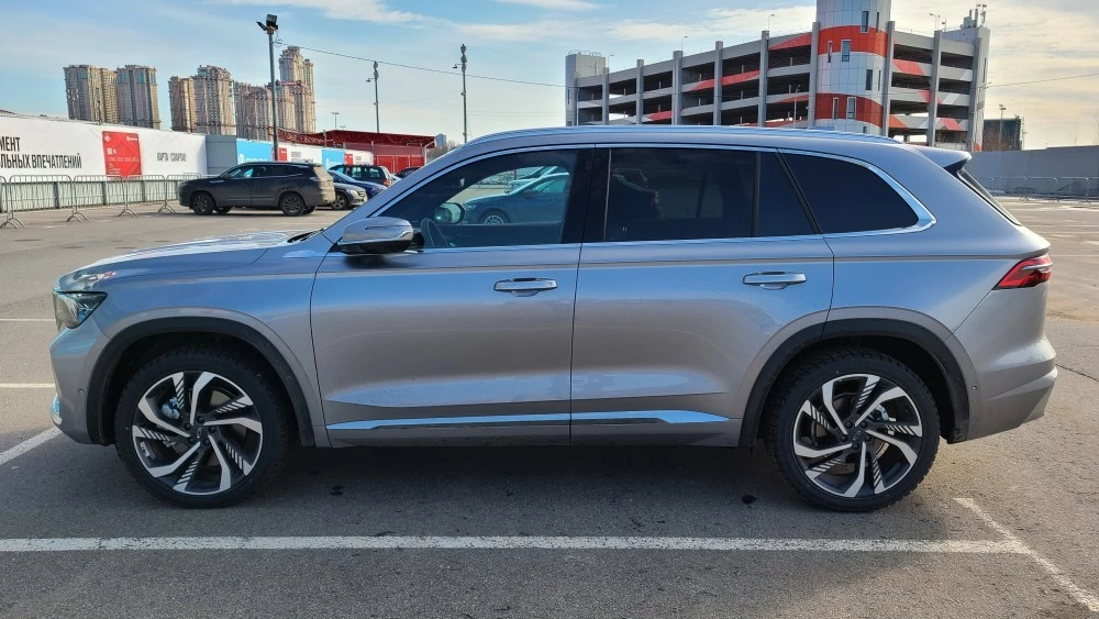 Geely Monjaro дизайн сбоку