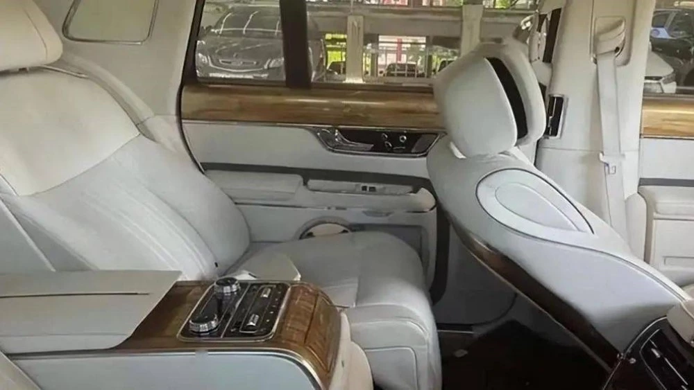 салон интерьера лимузина Hongqi N701 второй ряд