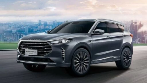 Jetour X70 Plus новая версия сбоку спереди