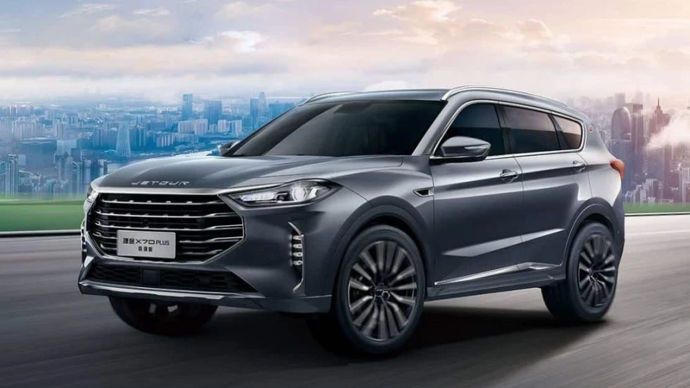 Новая версия Jetour X70 Plus вышла на рынок Китая. Она может добраться и до России Jetour X70 Plus новая версия сбоку спереди