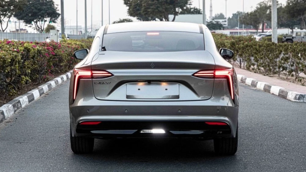 JMEV GSE / Yi сзади Москвич завод