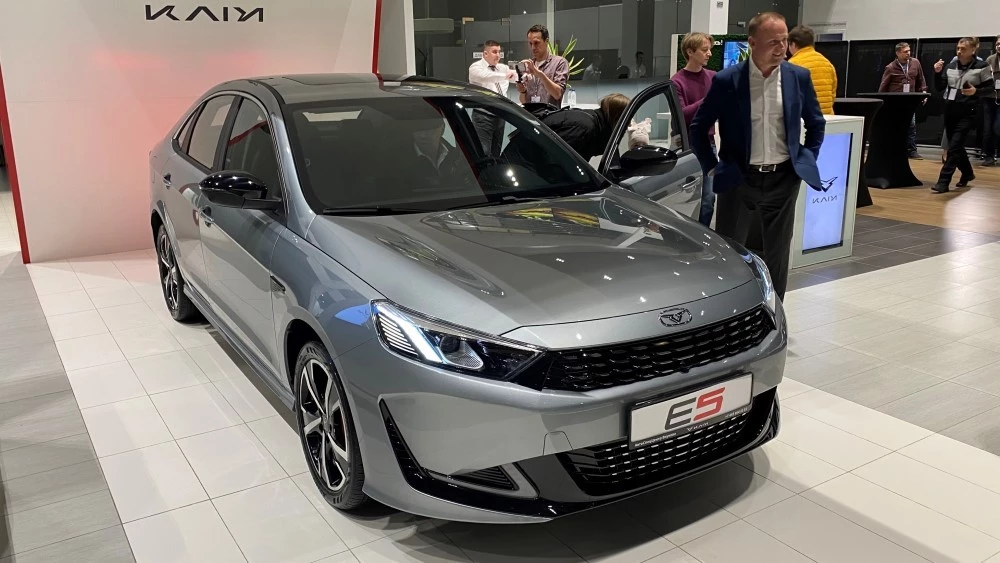 седан Kaiyi E5 в России сбоку спереди
