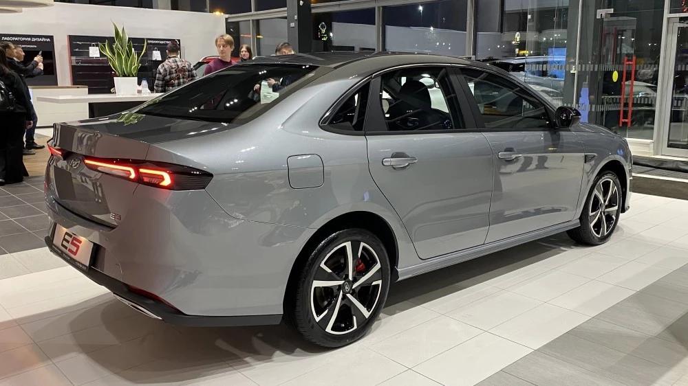седан Kaiyi E5 в России сбоку сзади