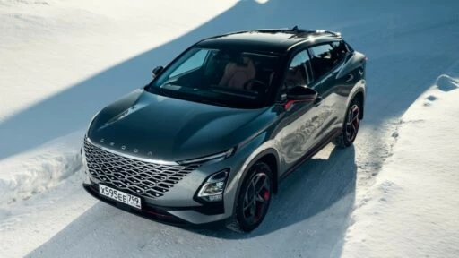 полноприводная Omoda C5 AWD сверху сбоку спереди
