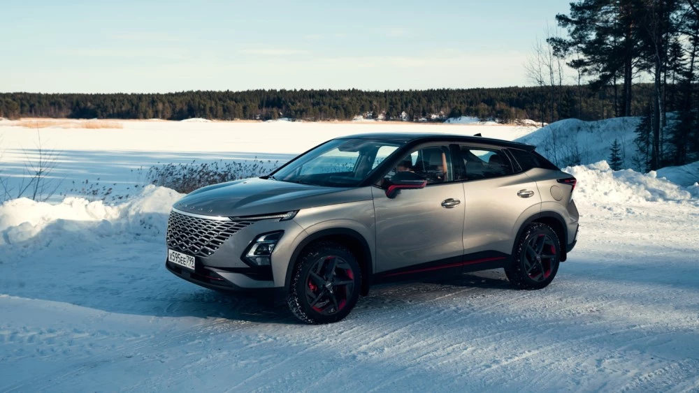 полноприводная Omoda C5 AWD с полным приводом сбоку спереди снег
