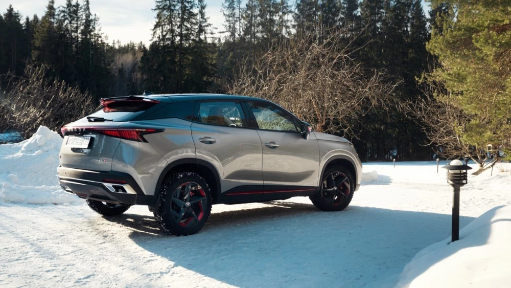 полноприводная Omoda C5 AWD с полным приводом сбоку сзади снег