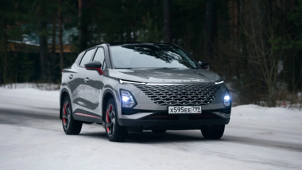 полноприводная Omoda C5 AWD с полным приводом сбоку спереди снег в динамике