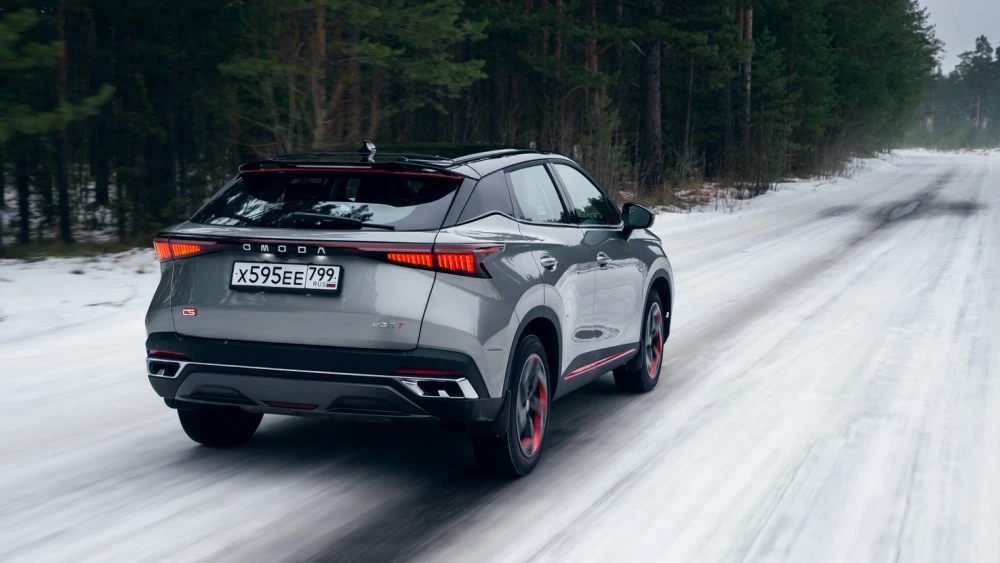 полноприводная Omoda C5 AWD сбоку сзади снег в динамике
