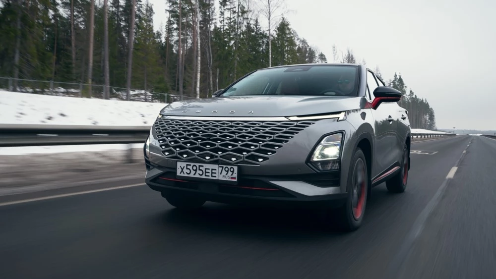 полноприводная Omoda C5 AWD с полным приводом сверху сбоку спереди