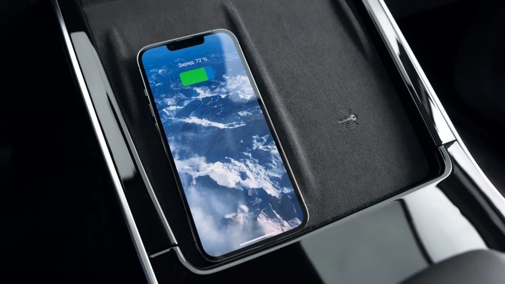 полноприводная Omoda C5 AWD салон интерьер зарядка для телефона