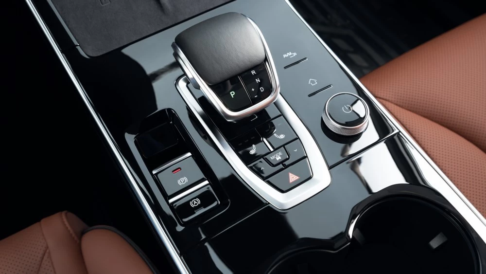 полноприводная Omoda C5 AWD с полным приводом салон интерьер центральный тоннель селектор