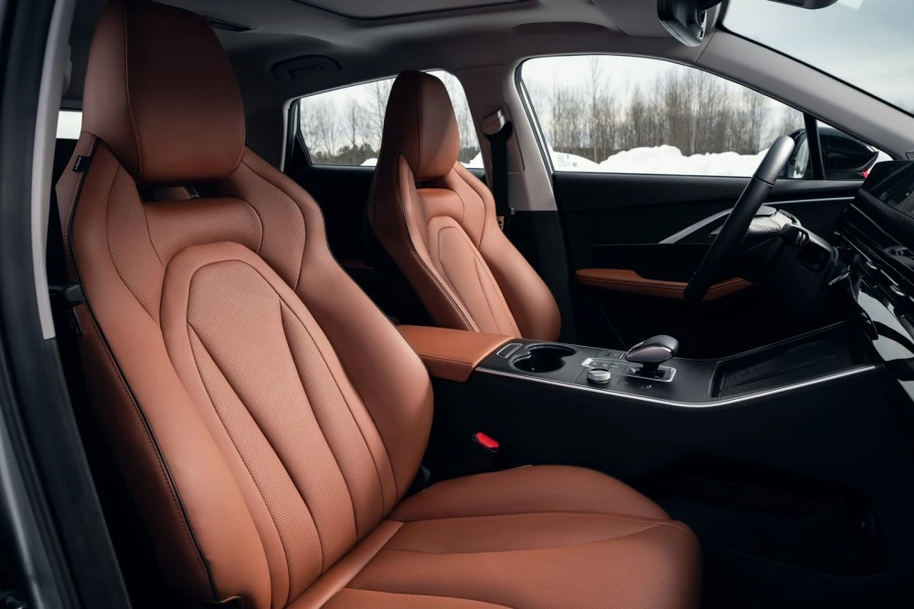 полноприводная Omoda C5 AWD салон интерьер первый ряд