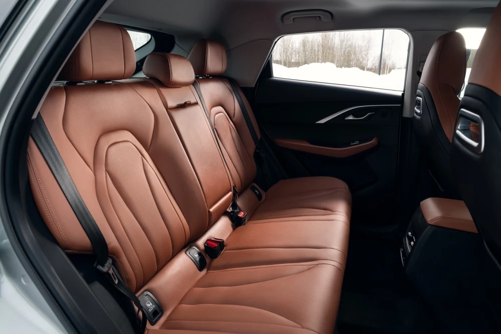 полноприводная Omoda C5 AWD салон интерьер второй ряд