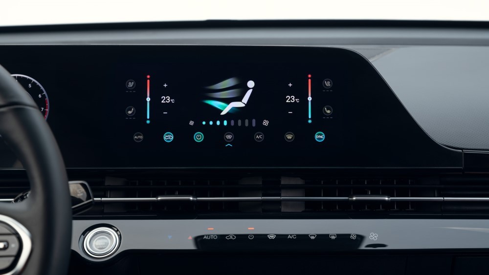 полноприводная Omoda C5 AWD с полным приводом салон интерьер мультимедиа медиасистема климат-контроль