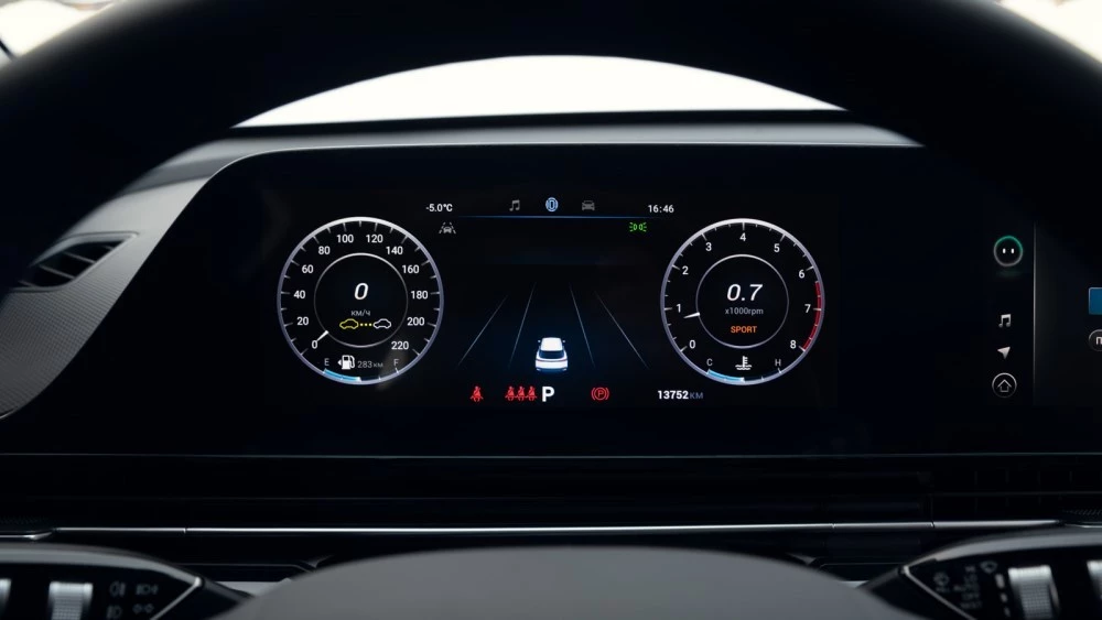 полноприводная Omoda C5 AWD с полным приводом салон интерьер цифровая приборная панель