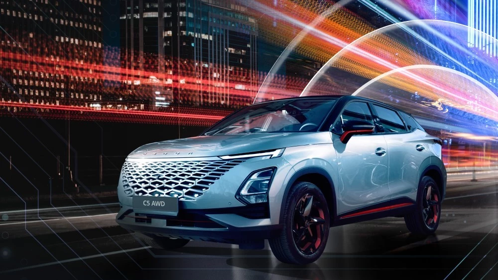 Omoda C5 AWD с полным приводом спереди сбоку