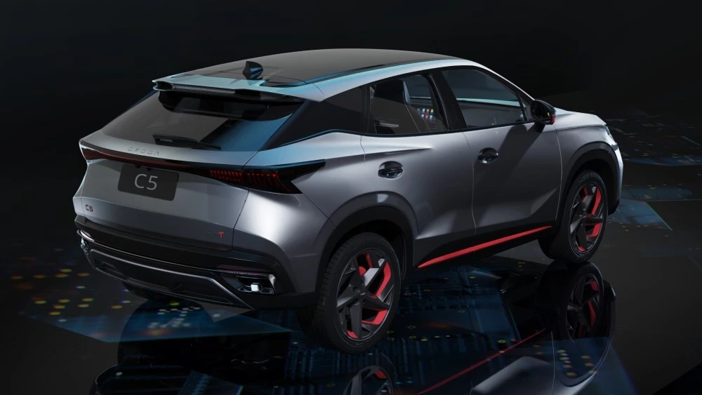 Omoda C5 AWD с полным приводом сбоку сзади