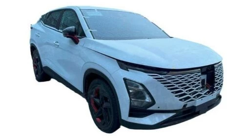 гибридная версия Omoda C5 спереди сбоку