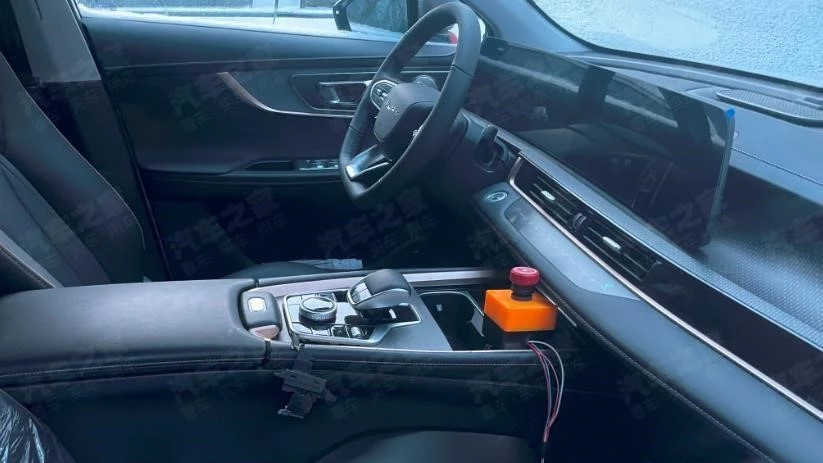 гибридная версия Omoda C5 салон интерьер