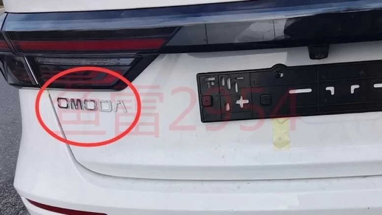 седан Omoda GT дизайн шильдик