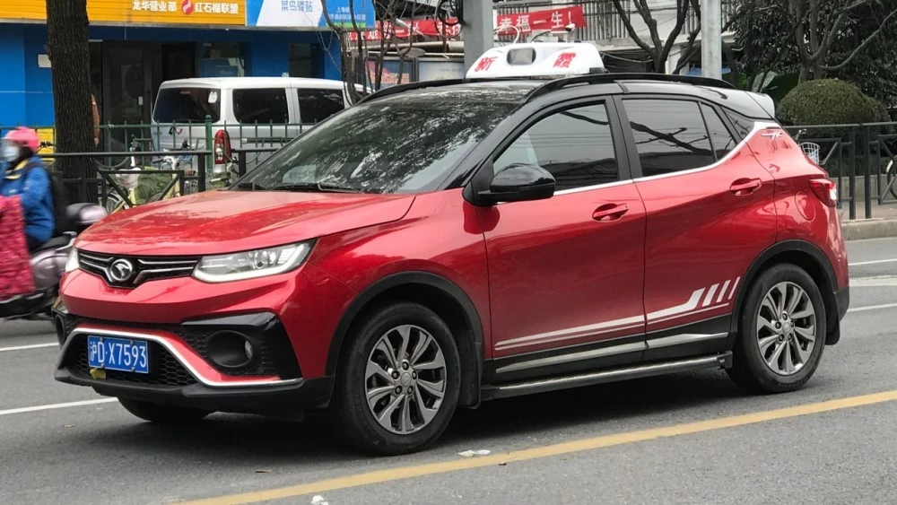 Soueast DX5 сбоку спереди такси в Китае