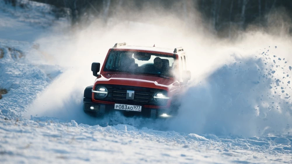 Tank 300 в снегу дрифт спереди полный привод