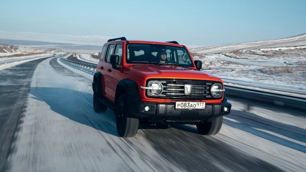 Tank 300 спереди сбоку в динамике