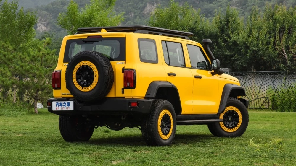 Tank 300 3.0T сзади сбоку с мотором V6