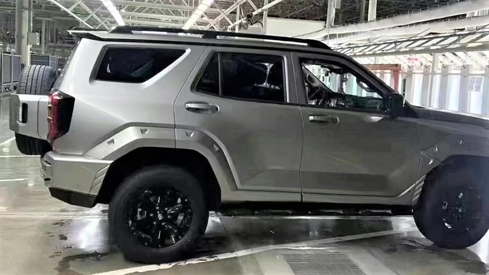 Tank 400 на заводе Great Wall сбоку сзади