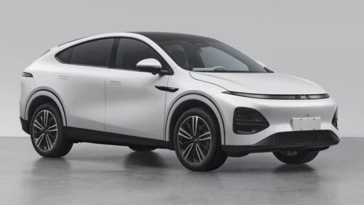 XPeng G6 спереди сбоку