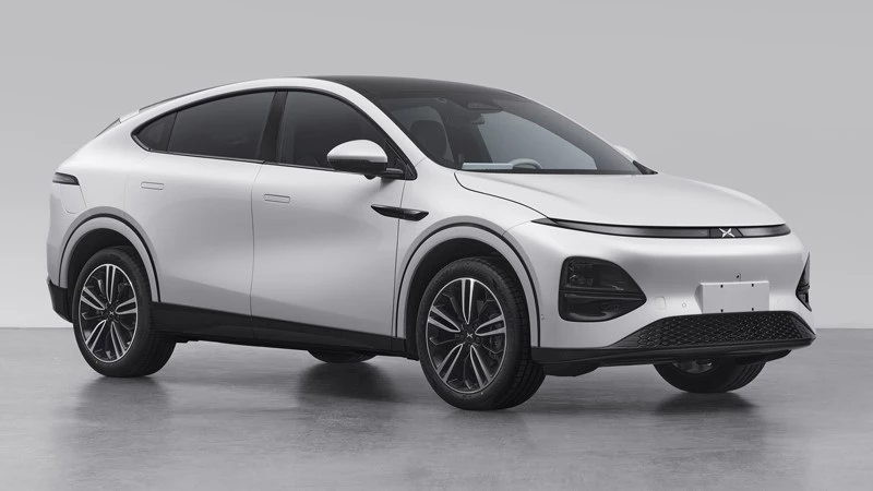 XPeng G6 спереди сбоку